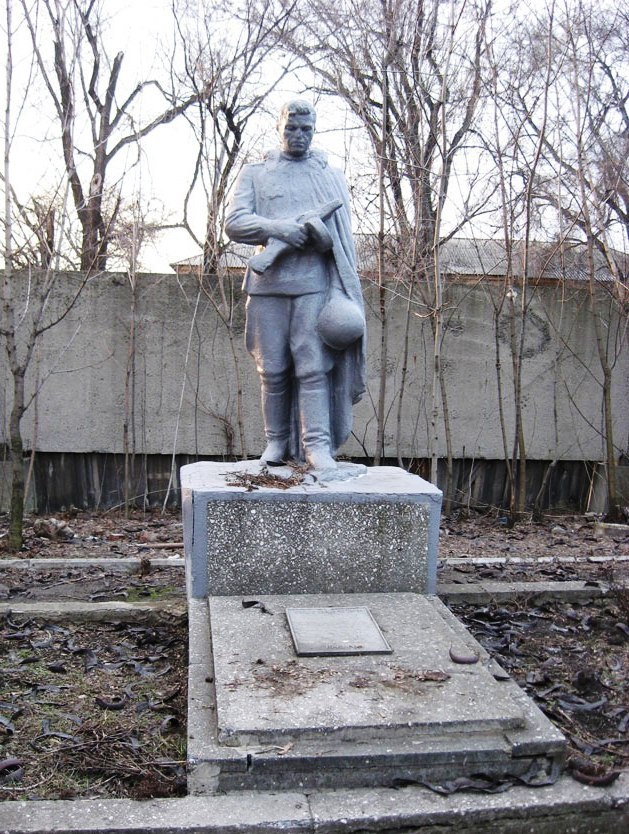 Братская могила в парке шахты "Кировская"