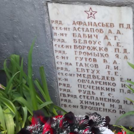 Братская могила в центре с. Синяк Вышгородского района