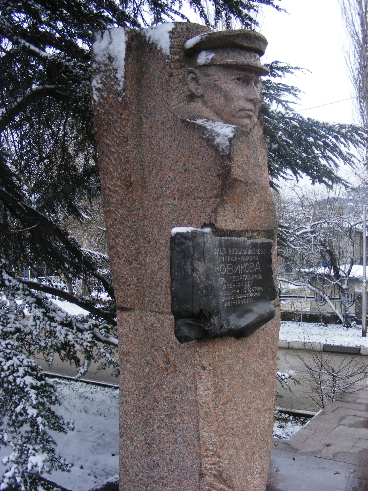 Памятник генерал-майору Новикову