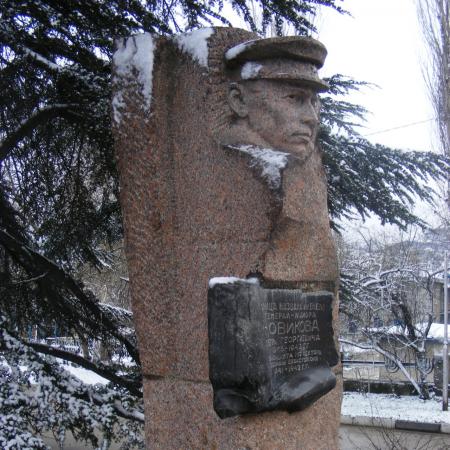 Памятник генерал-майору Новикову