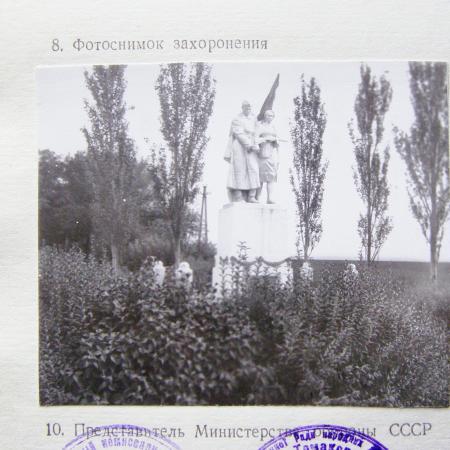 Братская могила на перекрестке дорог в Томаковском районе
