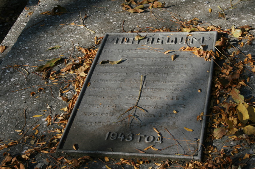 Братская могила в парке шахты "Кировская"