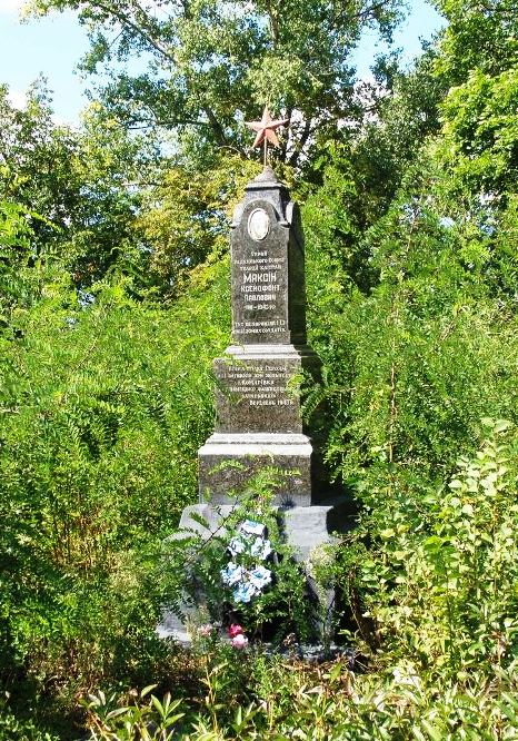 Братская могила на кладбище с. Комаровка Борзнянского района