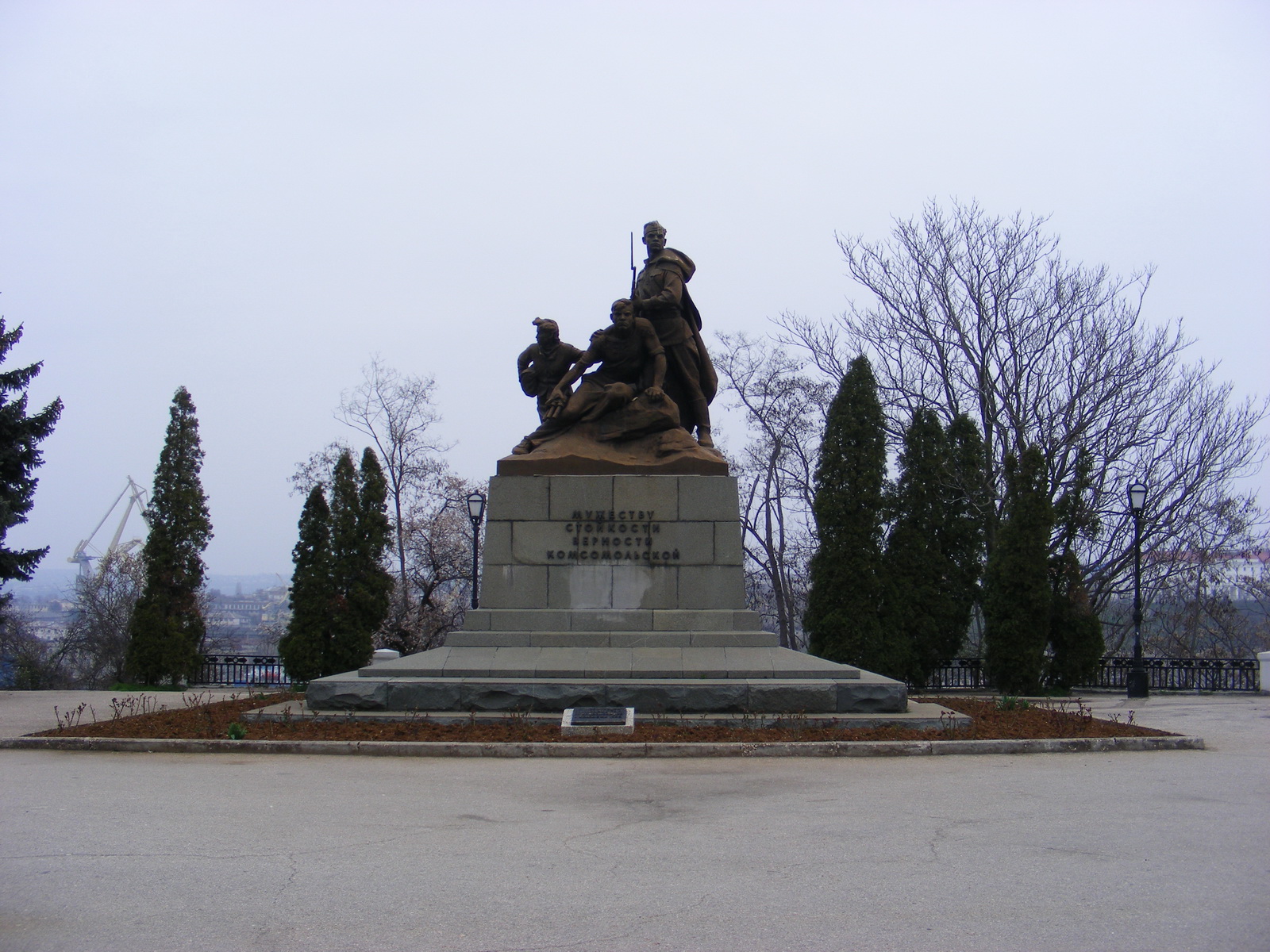 Памятник комсомольцам - защитникам Севастополя 