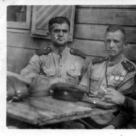 Cтарший сержант Лунивьяк, техник-лейтенант Марчук и старший сержант Бойко погибший при исполнении служебных обязанностей, г. Вильно, 1944 г.