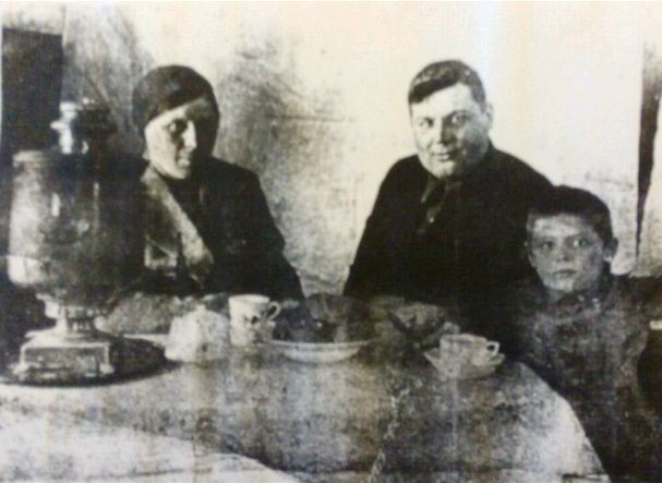 С женой и сыном Леонидом в 1940 г. в Красноярском крае