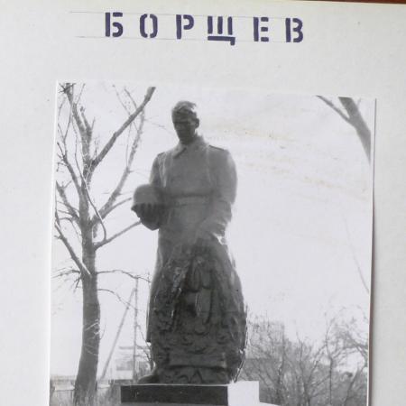 Братская могила у школы в с. Борщев Барышевского района