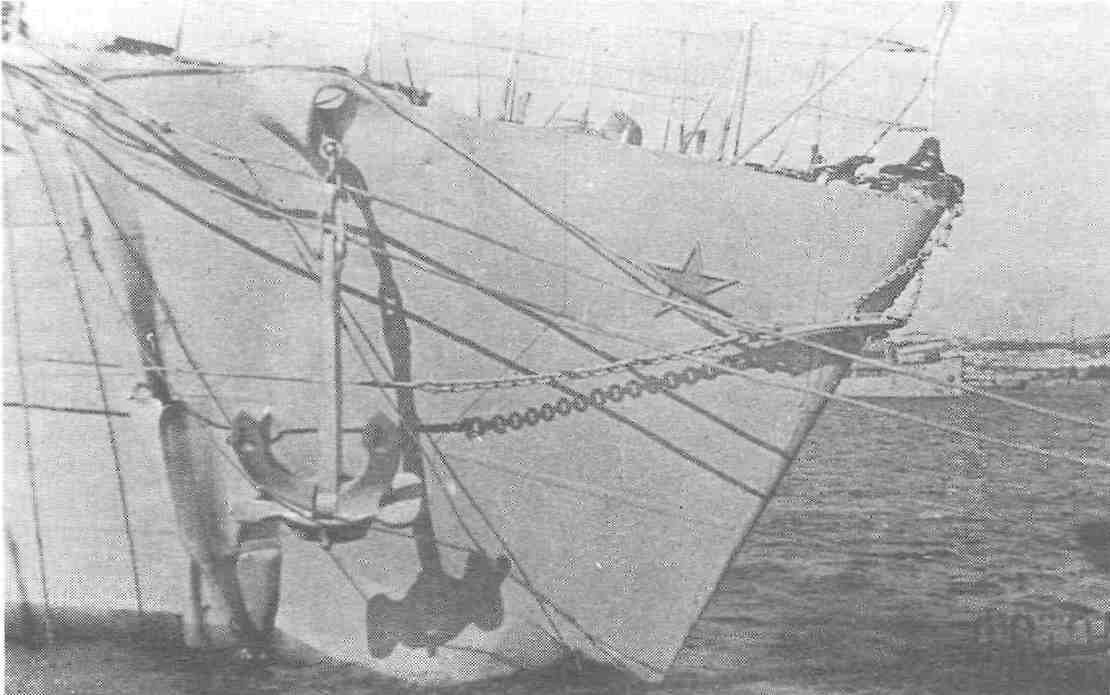 Нос корабля после посадки на мель 24 сентября 1941 г. на рейде Севастополя
