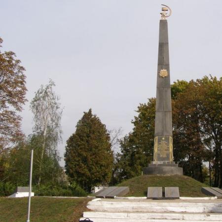 г. Бобровица, "Холм Славы", памятник воинам-землякам