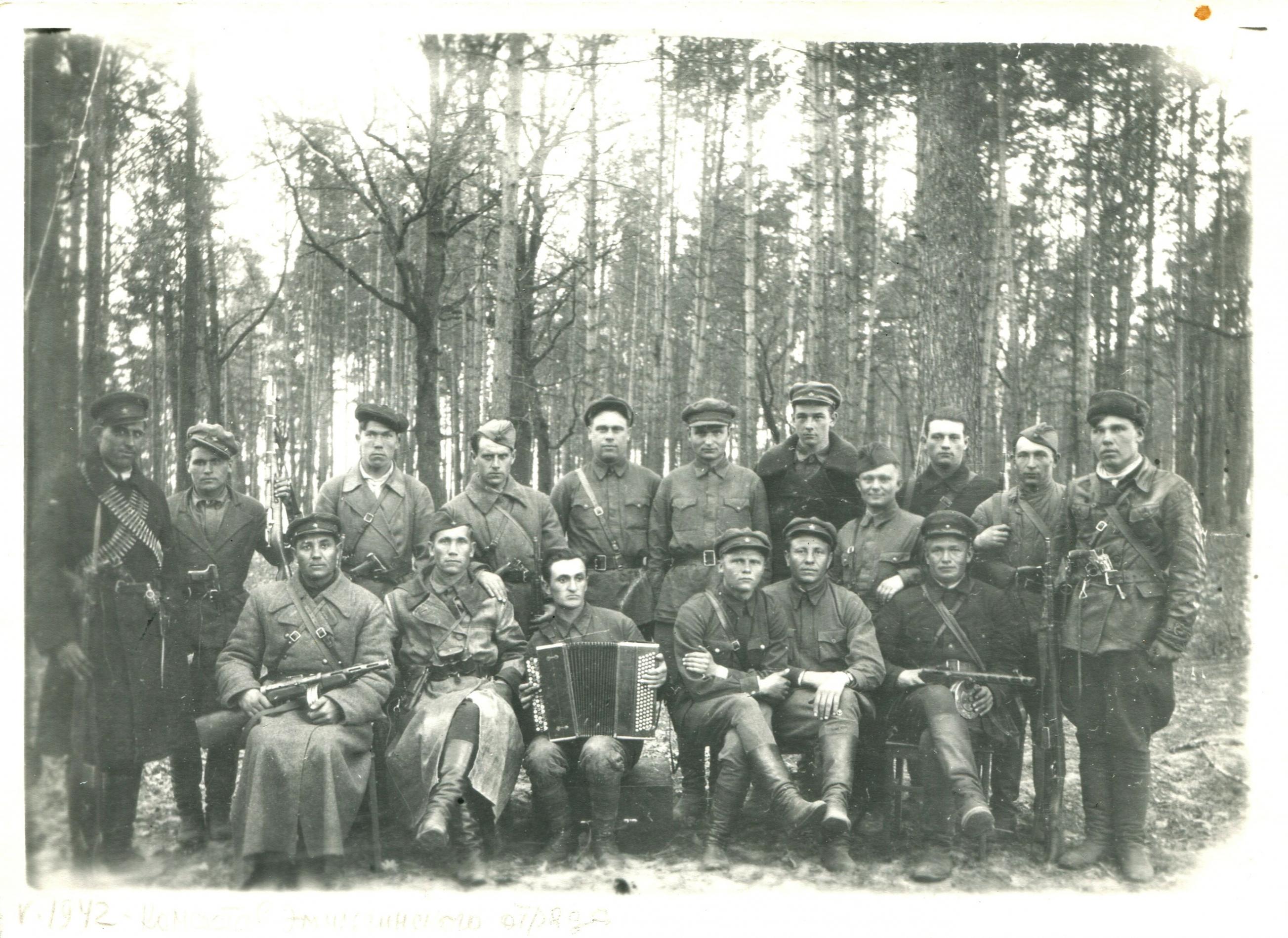 Комсостав Червоного (Эсманского) партизанского отряда, май 1942 г. 