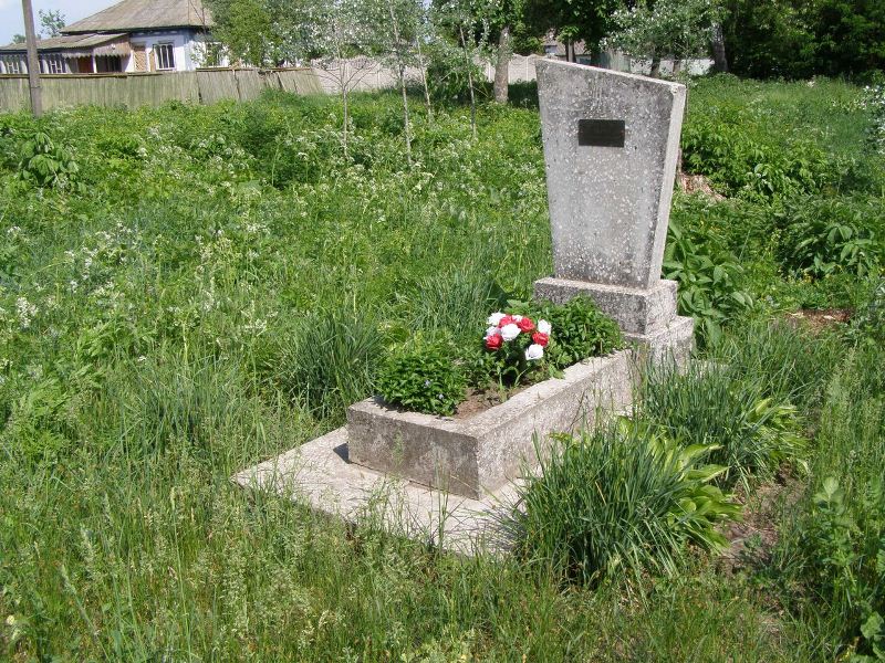 Могила детей, погибших при бомбежке в с. Шаповаловка Борзнянского района