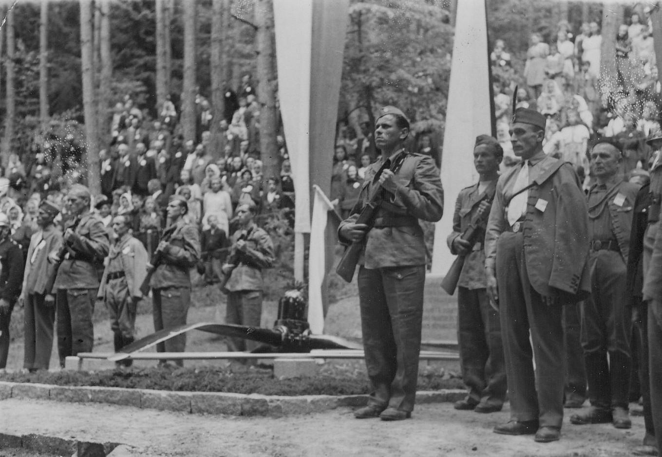 Открытие памятника на месте гибели экипажа В. Юрченко, 1946 г.