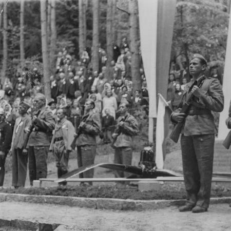 Открытие памятника на месте гибели экипажа В. Юрченко, 1946 г.