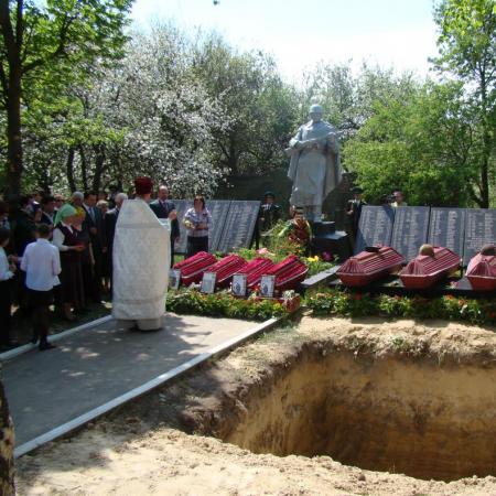 Захоронение бойцов в с. Толокунь 8 мая 2010