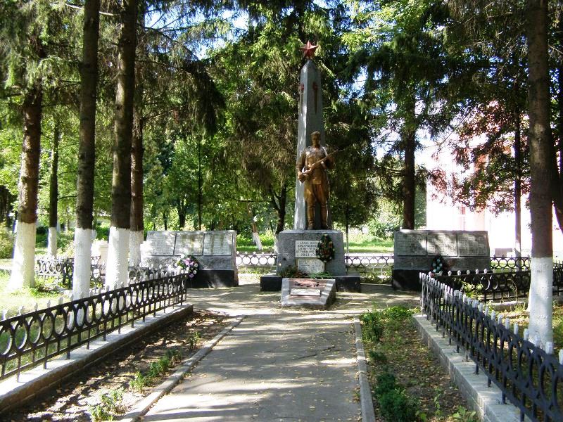Братская могила в центре с. Комаровка Борзнянского района