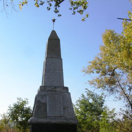 Памятник односельчанам в с. Червоная Слобода Черкасского района