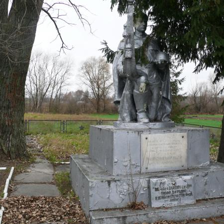 Братская могила за школой в с. Низшая Дубечня Вышгородского района