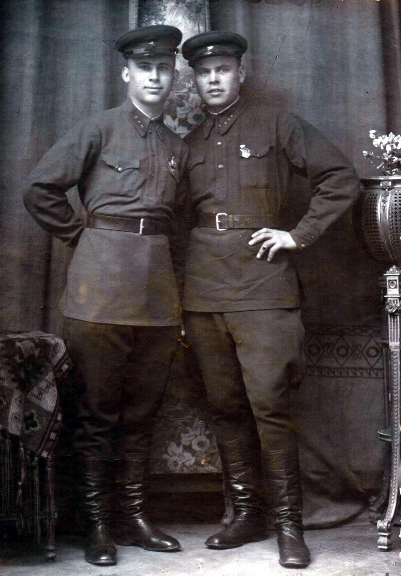 Гонцов Константин Демьянович (на фото слева)