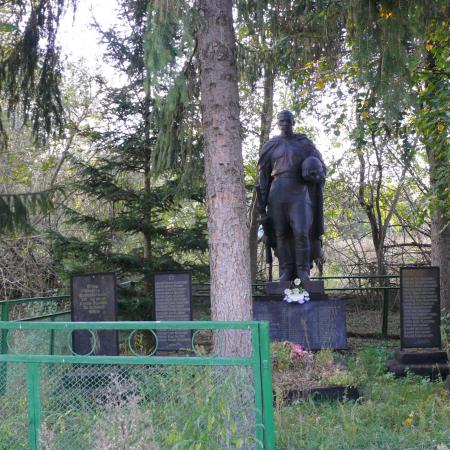 Братская могила в с. Трощин Каневского района