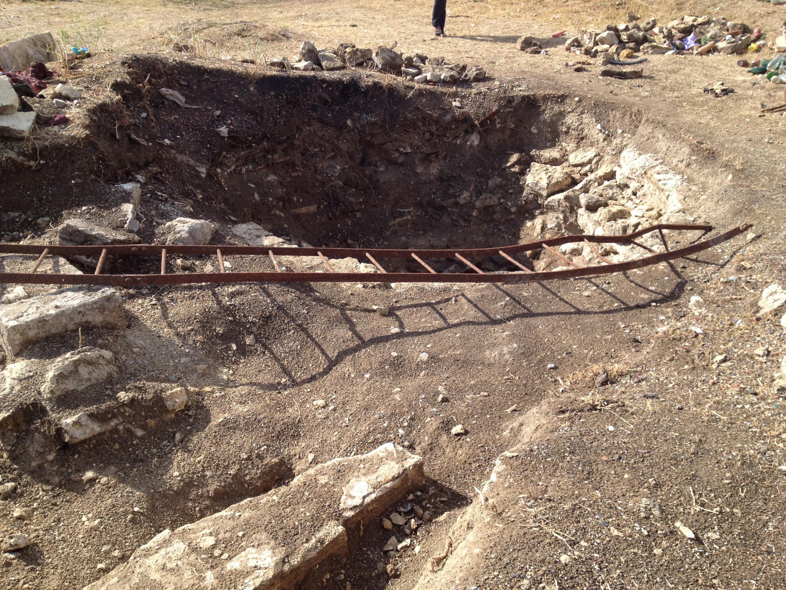 Расчищенный поисковиками и археологами старый колодец на территории «царского кургана» - «вахта памяти - Аджимушкай 2013»