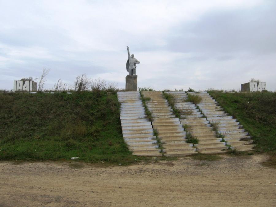 Братская могила в пгт. Серпневое Тарутинского района