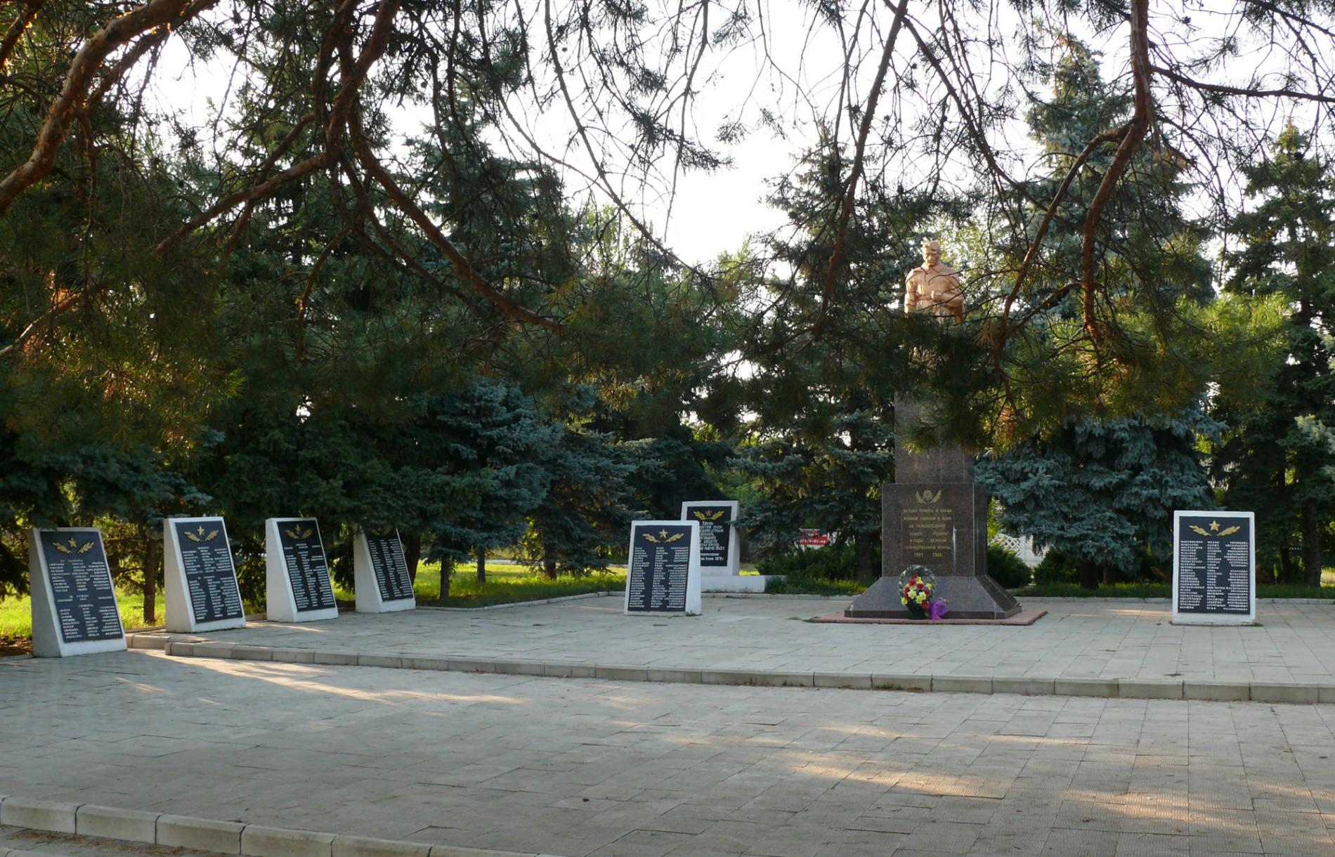 Братская могила в центре г. Святогорск Донецкой обл.