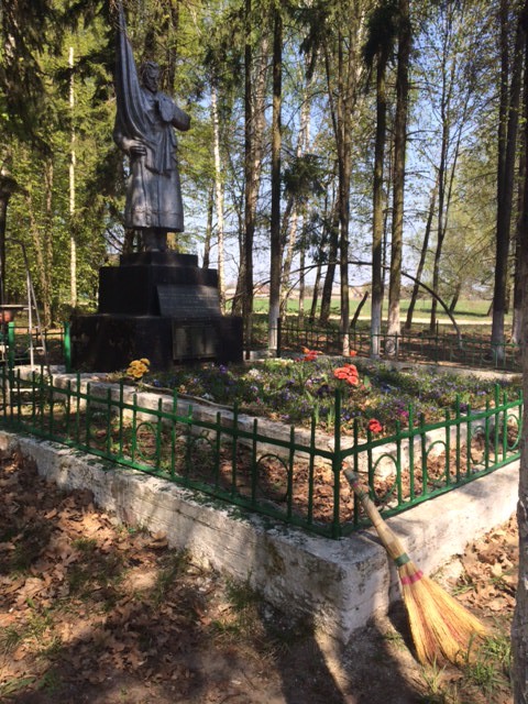 Братская могила в с. Лесовичи Вышгородского района