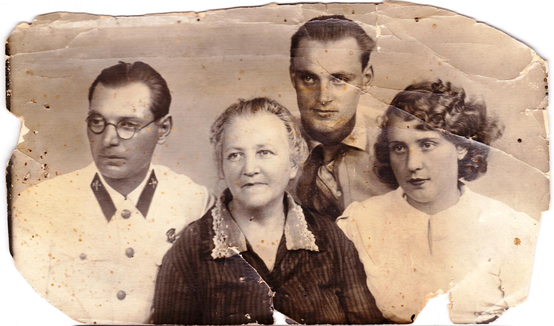 Владимир, Василий и Надежда Дончуки с матерью