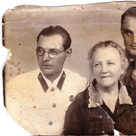 Владимир, Василий и Надежда Дончуки с матерью