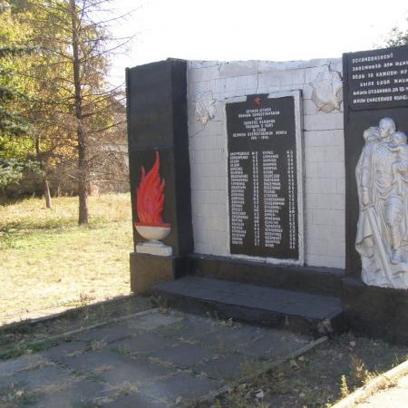 Памятник односельчанам в с. Завитне Бажання Великоновоселковского района