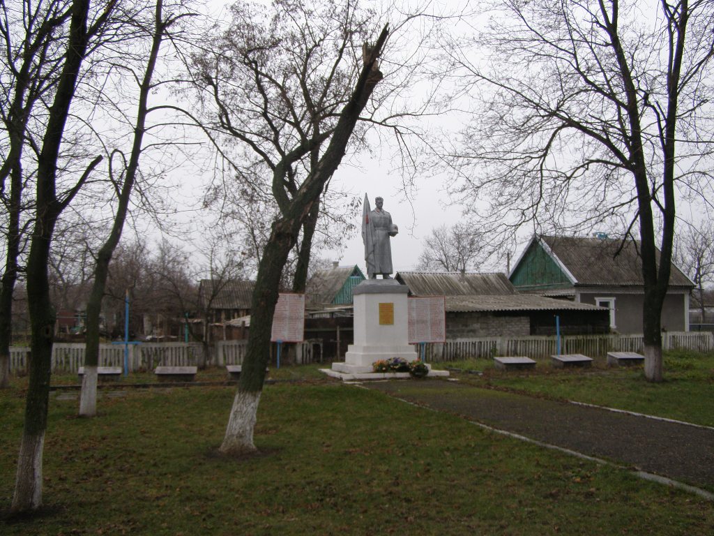  Братская могила на ул. Садовой в пгт. Щорск Криничанского района