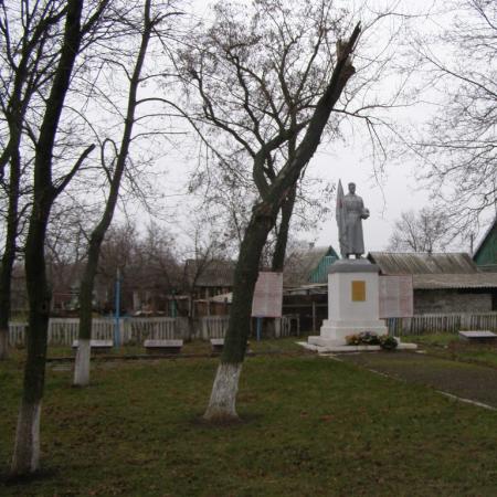  Братская могила на ул. Садовой в пгт. Щорск Криничанского района