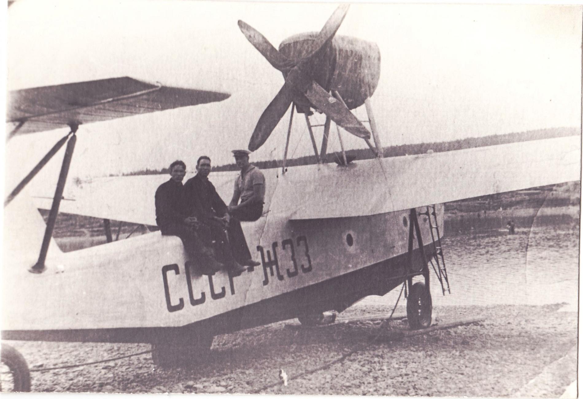 С техниками на самолете МП-1, Камчатка, 30-е годы. 