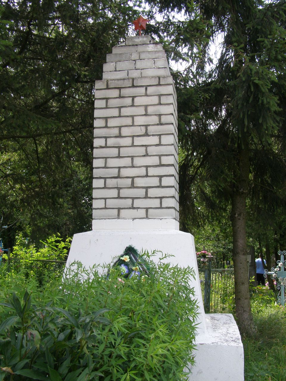 с. Льгов Черниговского района Черниговской области, Братская могила Воинов ВОВ