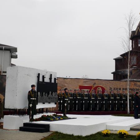 Захоронение бойцов и командиров Красной армии на мемориале в с. Гатное, 2.11.2013 г.