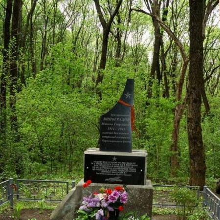 Одиночное захоронение в Деевском лесу близ н.п. Крюкова Кременчугского района Полтавской области