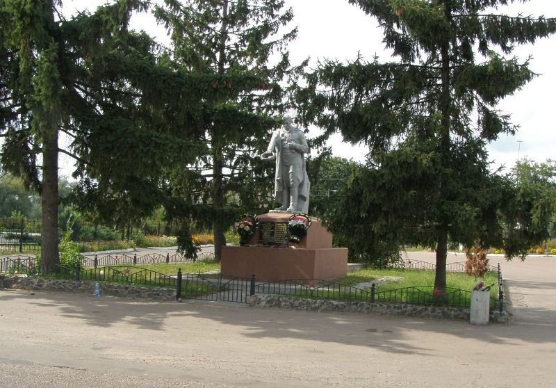 Братская могила в центре с. Плиски Борзнянского района