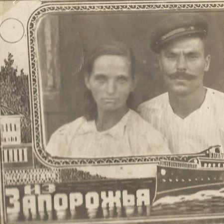 Андреев Павел Михайлович с женой Андреевой Анисьей Григорьевной, г. Запорожье, предположительно сентябрь 1944 г.