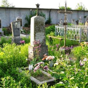 Групповое захоронение на кладбище 