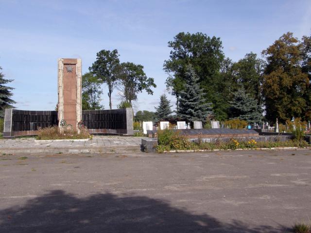Братская могила на кладбище пгт Луков Турийского района
