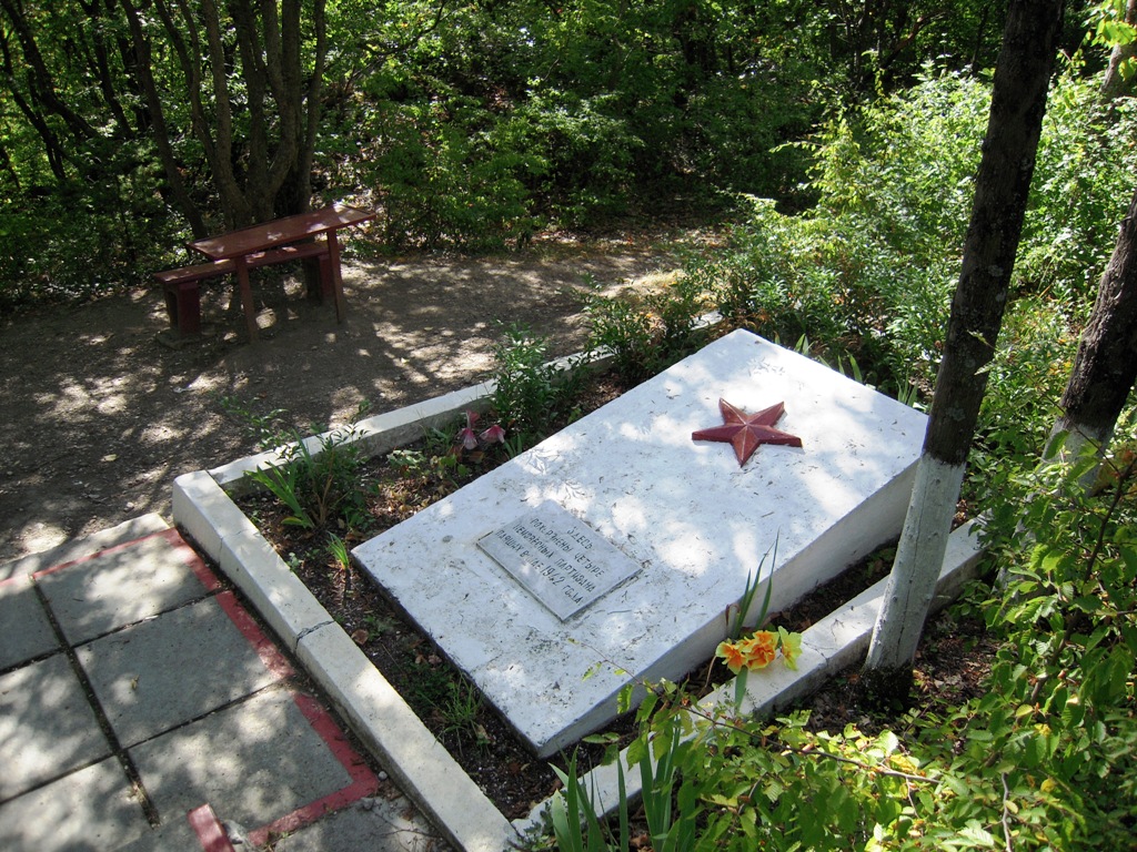 Памятник 4-м неизвестным партизанам