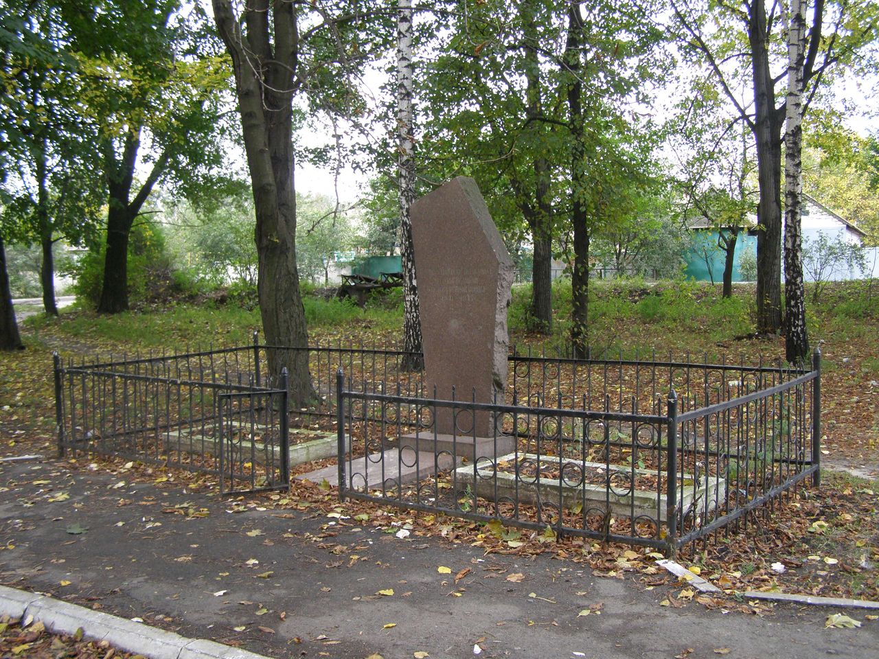 Братская могила на станции г. Бобровица