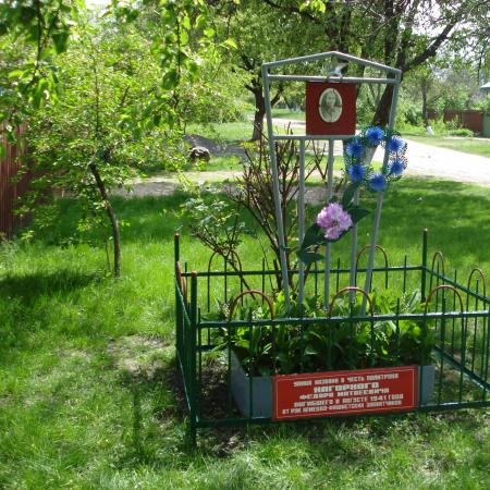 Памятник политруку Федору Нагорному в микрорайоне Гречковка