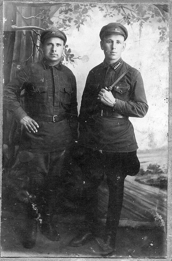 Антон Шевчук (слева) и сослуживец, 1941 год