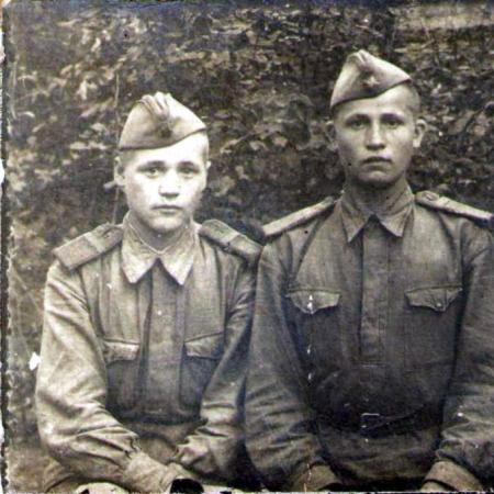 Ефрейтор Коровушкин Анатолий Ильич в центре - Учебка, Пензенская область, август 1943 года