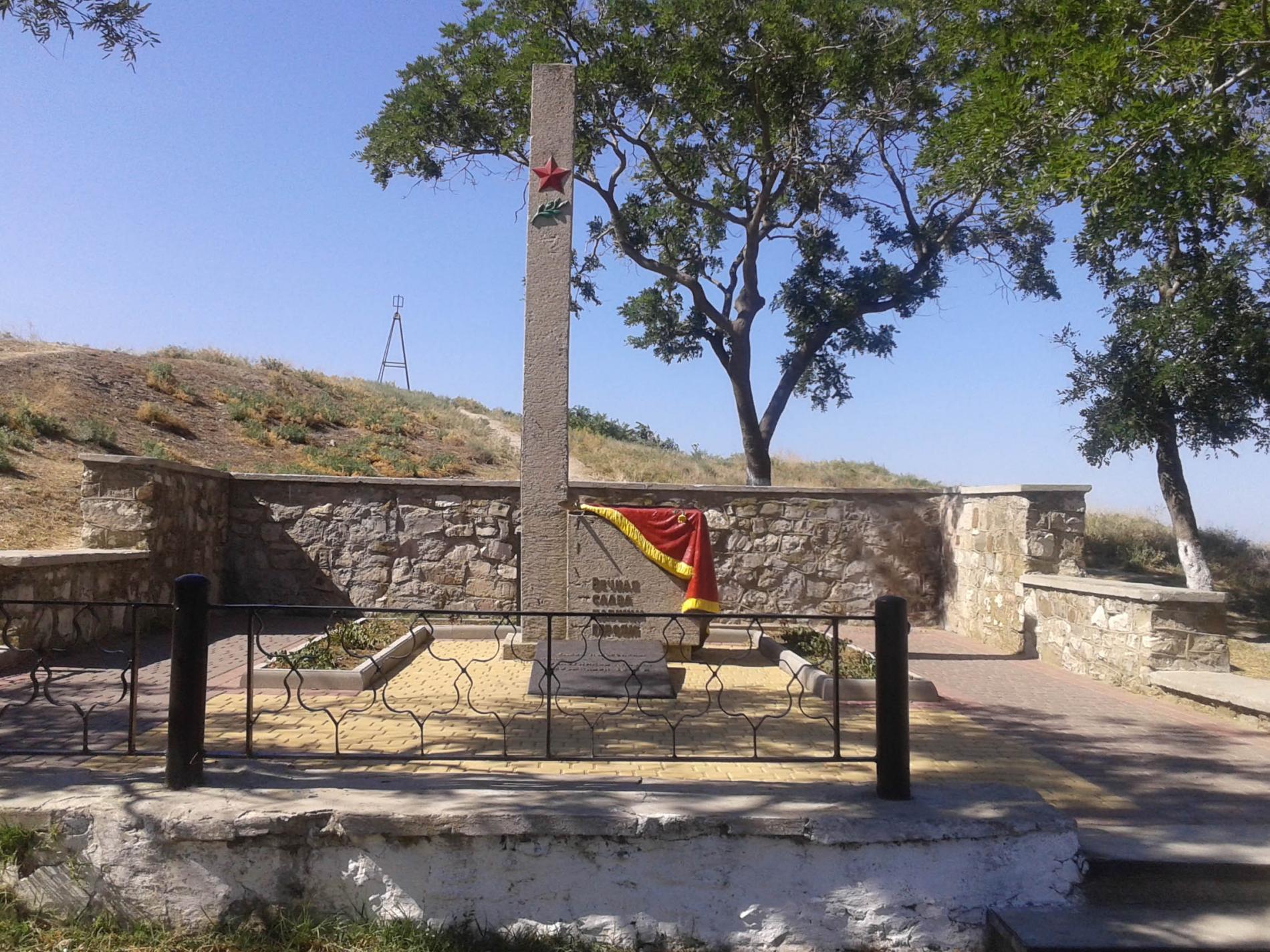 г. Митридат (Башня Св. Фомы), братское воинское захоронение