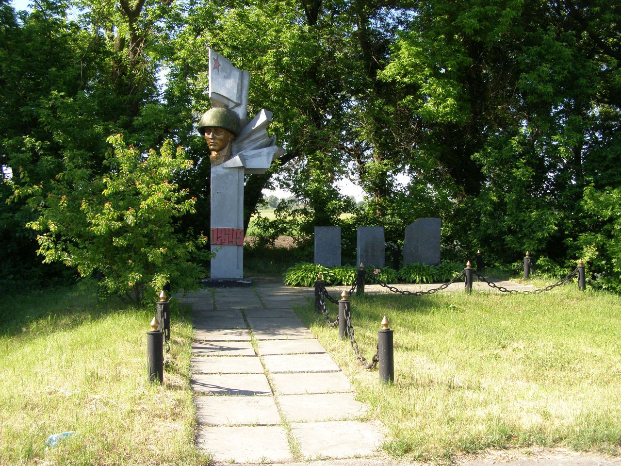 Братская могила по ул. 30 лет Победы в г. Бобровица