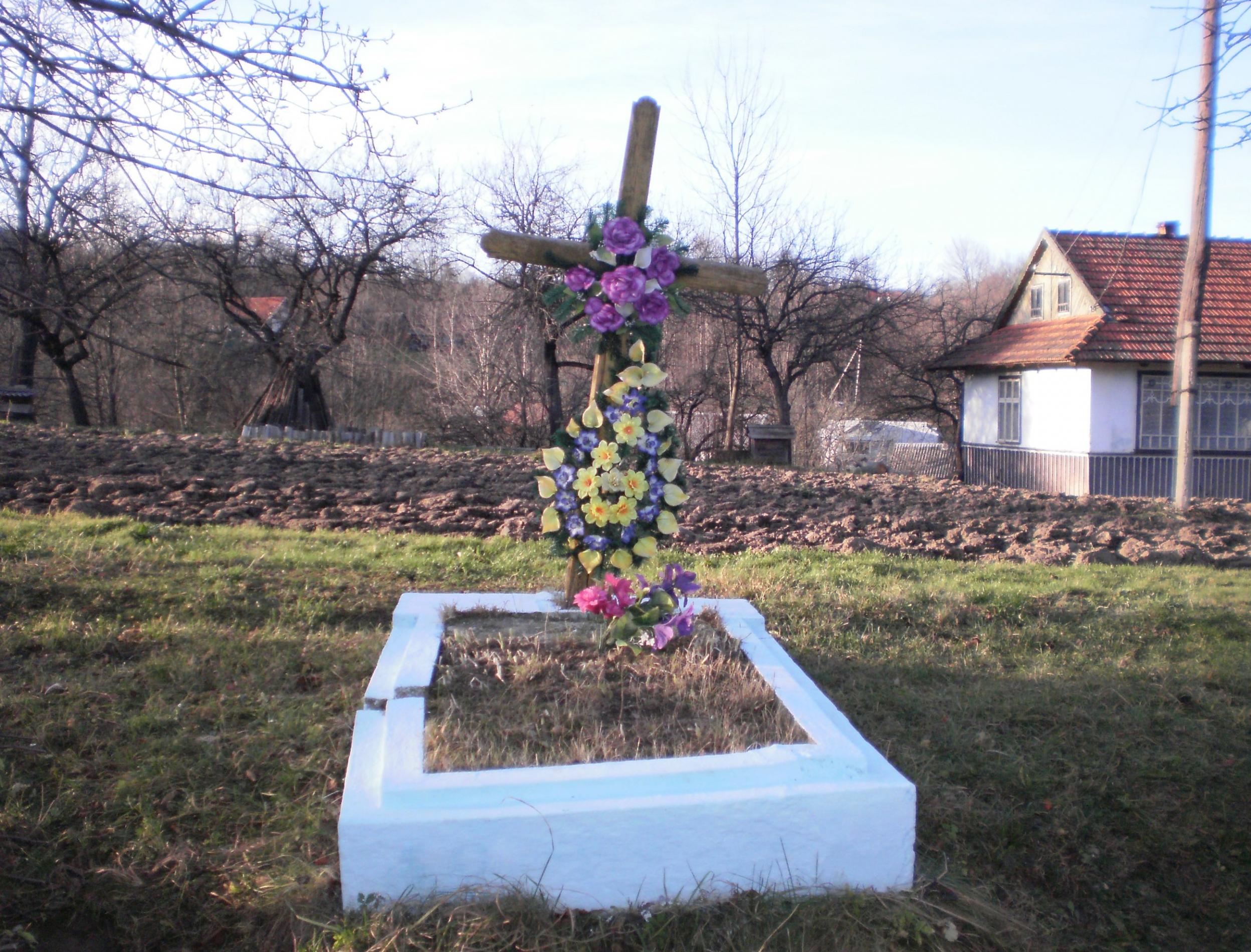 Могила двух саперов в с. Акрешоры Косовского района
