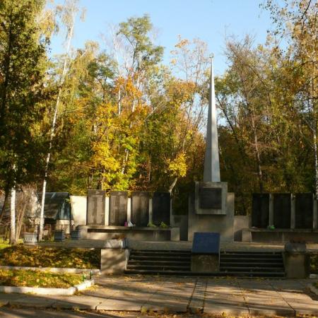 Братская могила в Парке Славы