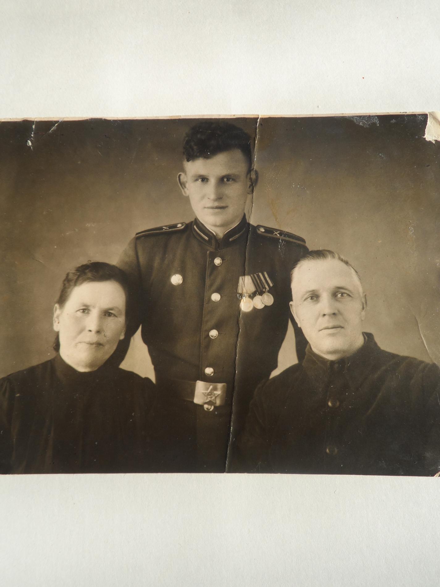 Иван Карнаух с родителями